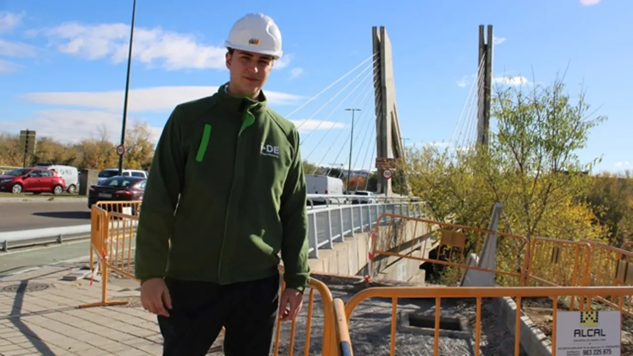 Adrián Carbajo, junto a la obra desarrollada en las inmediaciones del Puente de la Hispanidad | Valladolid Plural
