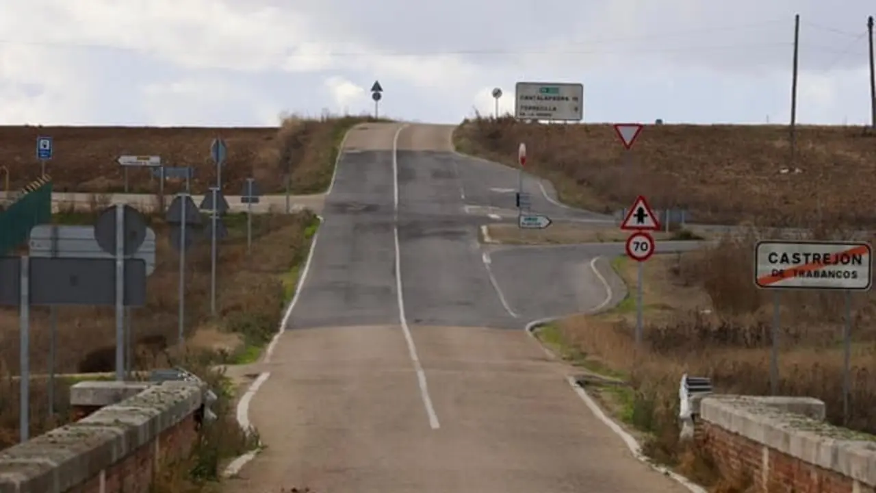 Carretera VA-800 en la localidad de Castrejón de Trabancos