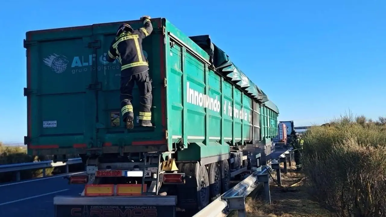 Incendio remolque camion intervencion Bomberos Diputacion A-62 Pollos
