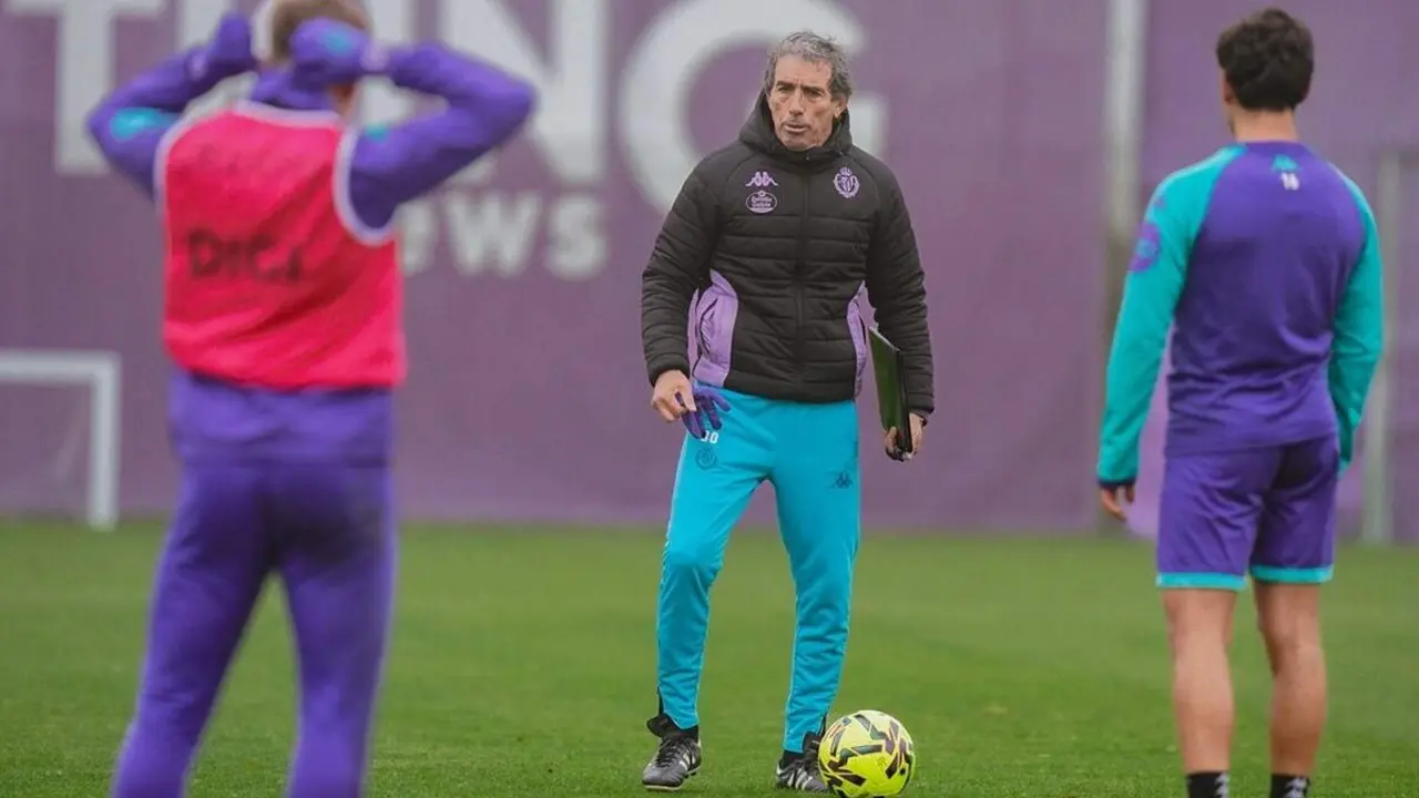 Guillermo Almada entrenador Real Valladolid charla jugadores partido Segunda