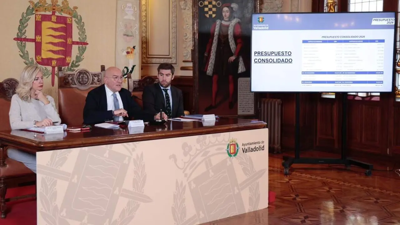 Presentacion Proyecto Presupuestos 2026 Ayuntamiento Valladolid Jesus Julio Carnero y concejales