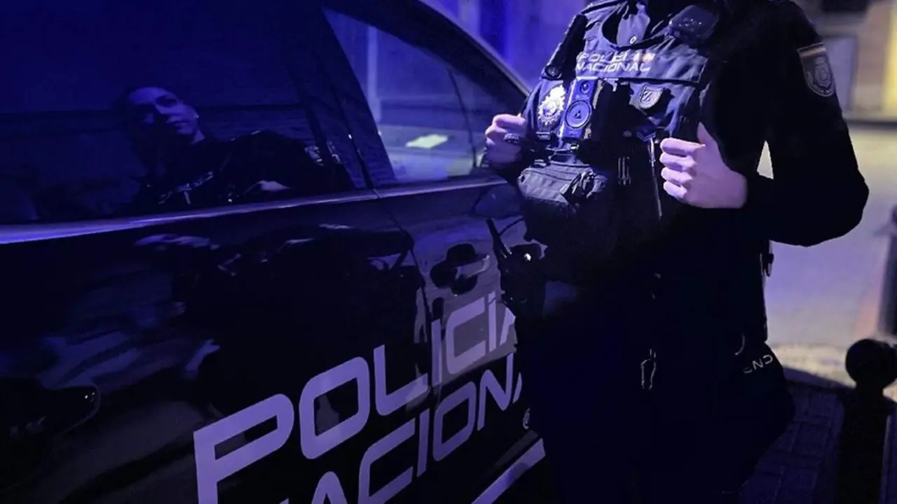 Agente mujer de la Policia Nacional de Valladolid coche patrulla sucesos noche