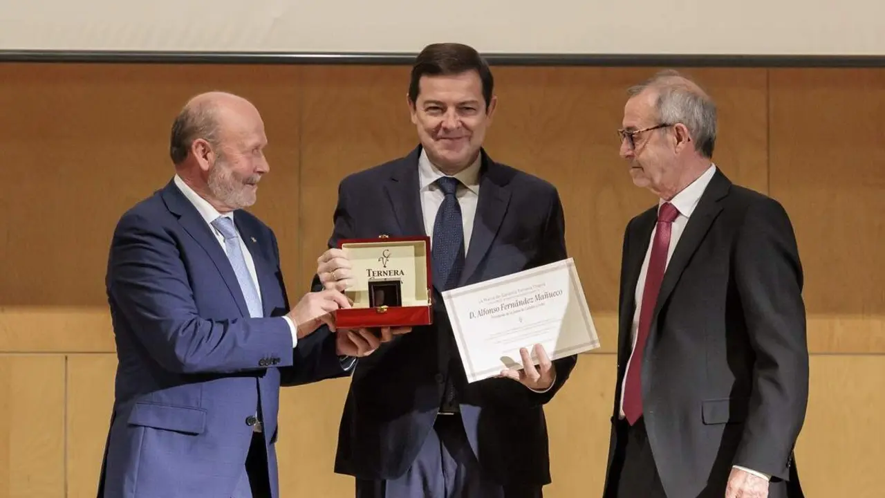 Alfonso Fernandez Manueco premio compromiso ganaderia jcyl