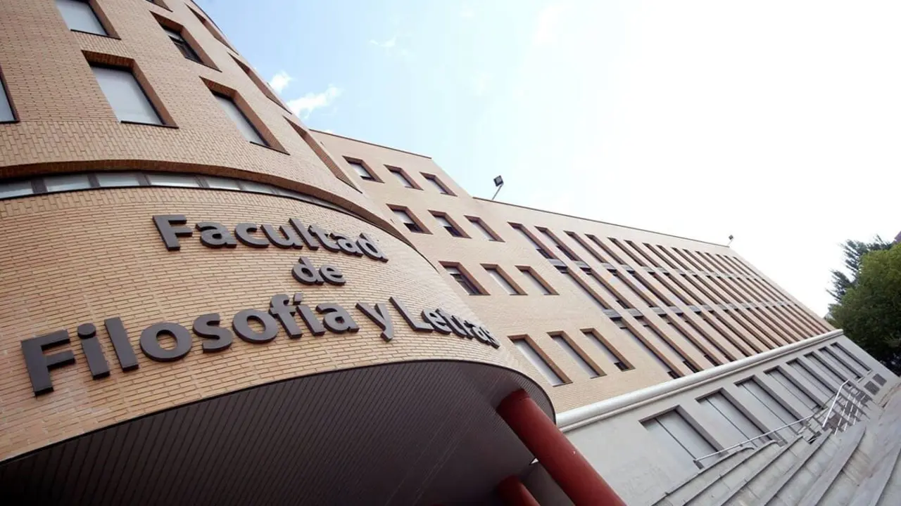 Fachada Facultad Filosofia y Letras Universidad de Valladolid