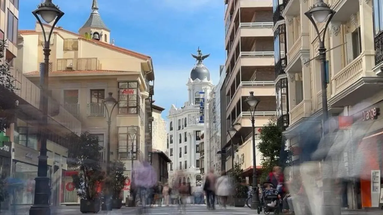 Calle Santiago centro ciudad Valladolid transito personas turismo