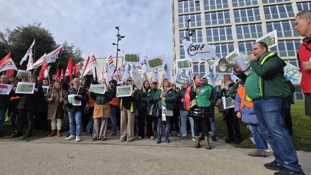 Concentracion protesta contra direccion provincial educacion falta personal CSIF