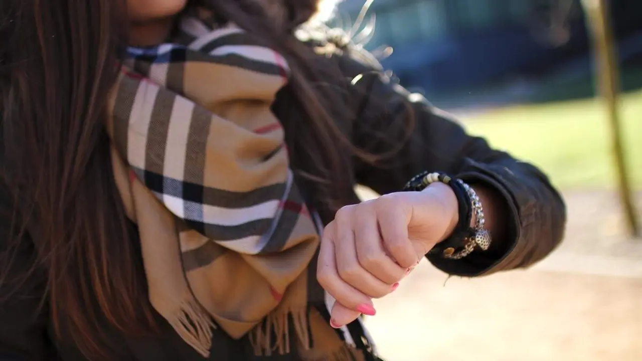 Mujer bufanda frio invierno tiempo ciudad parque Valladolid