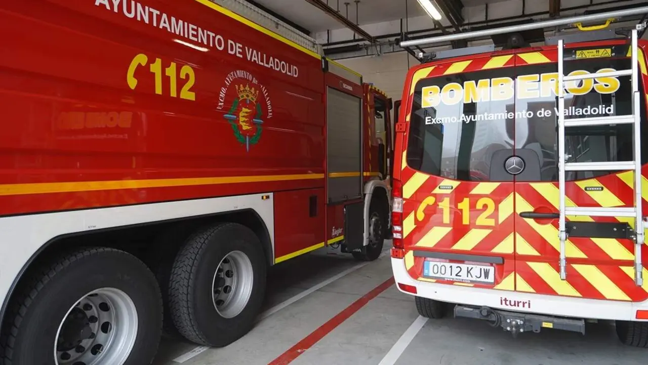 Camion Cuerpo Municipal Bomberos Valladolid fuego llamas intervencion sucesos