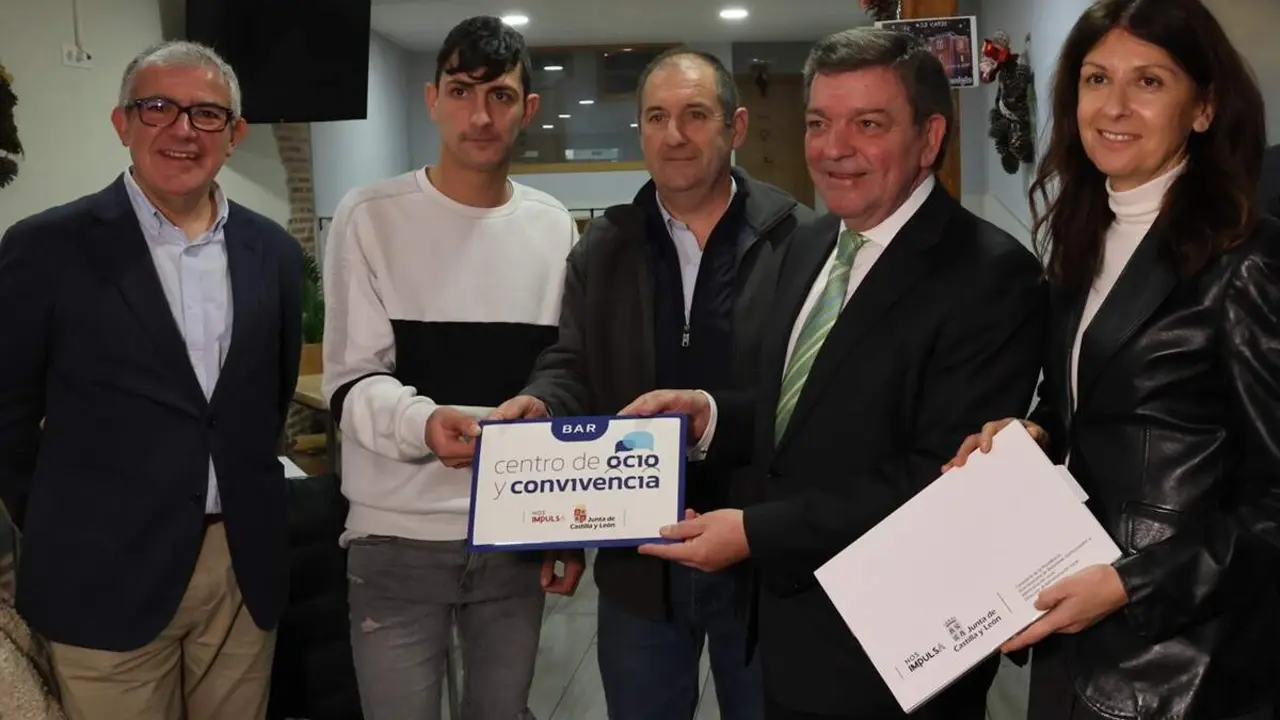 Visita consejero Luis Miguel Gonzalez Gago Martin Munoz de las Posadas provincia Segovia ayuda bares jcyl