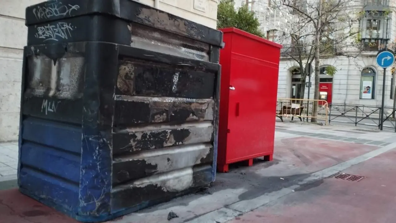 Incendio contenedor carton calle Miguel Iscar cruce Licenciado Vidriera sucesos