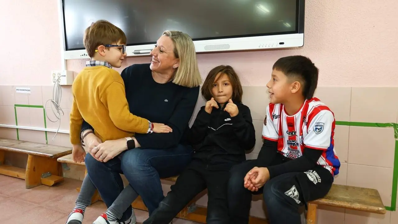 Visita Isabel Blanco participantes programa Conciliamos Navidad colegio Salamanca jcyl
