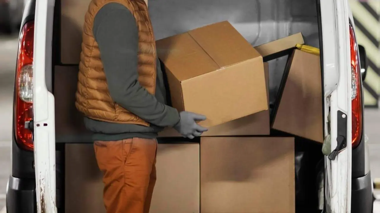 Furgoneta de reparto paquetes empleo trabajo Valladolid