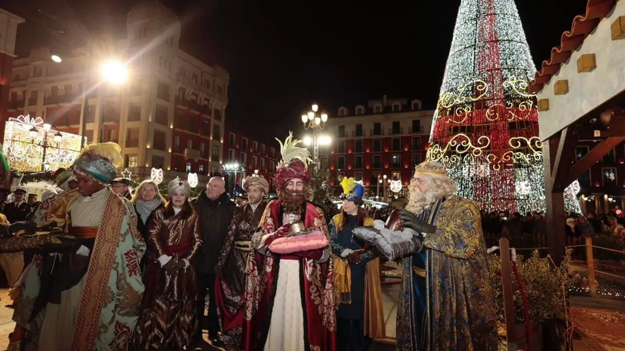 Cabalgata Reyes Magos saludo entrega ofrenda Belen Plaza Mayor Ayuntamiento Valladolid 2026