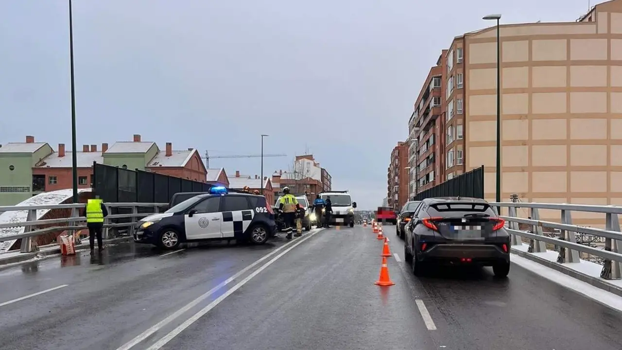 Accidente colision turismos Arco de Ladrillo nieve Policia Municipal Valladolid