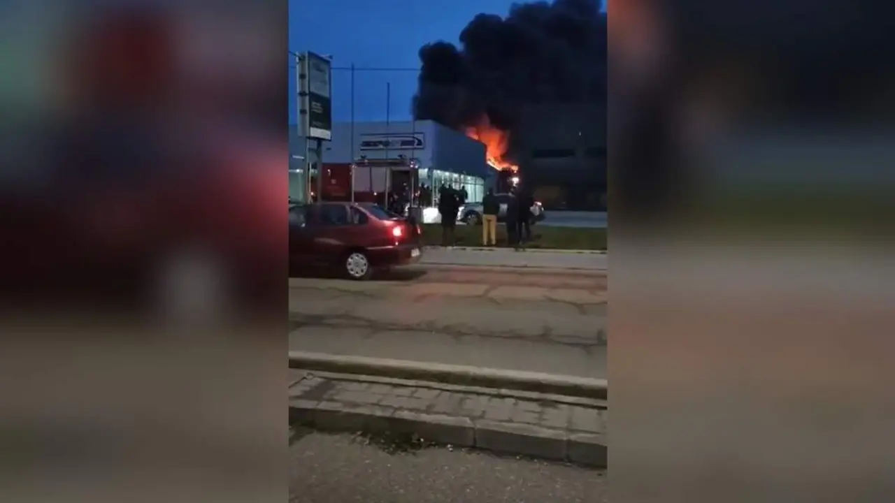 Incendio concesionario y desguace Medina del Campo Bomberos