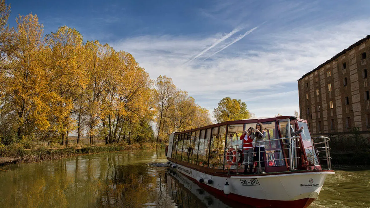Canal de Castilla embarcacion Antonio de Ulloa Rioseco turismo provincia Valladolid