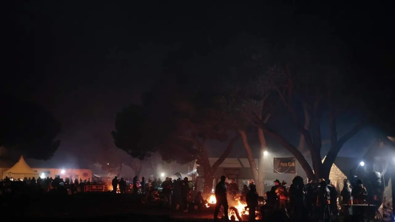 Zona acampada hogueras concentracion Pinguinos Valladolid 2026