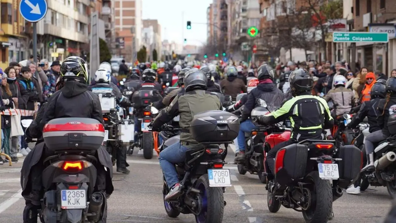 Desfile Banderas Pinguinos 2026 calle Puente Colgante cruce Paseo Zorrilla Valladolid