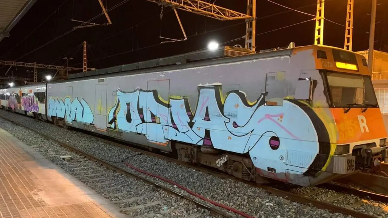 Grafitis trenes vandalismo estacion Valladolid