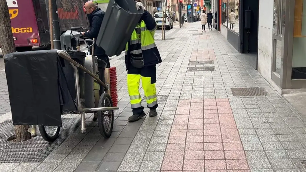 Trabajadora Servicio Limpieza Valladolid empleo publico calle Duque de la Victoria