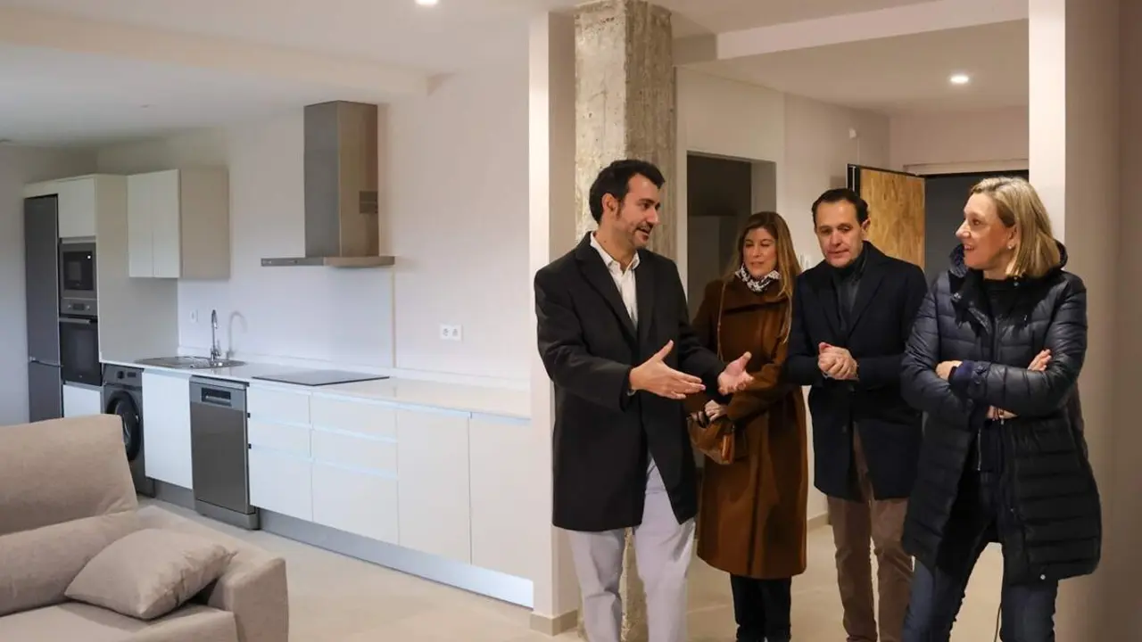 Visita Isabel Blanco y autoridades viviendas en red Medina de Rioseco jcyl