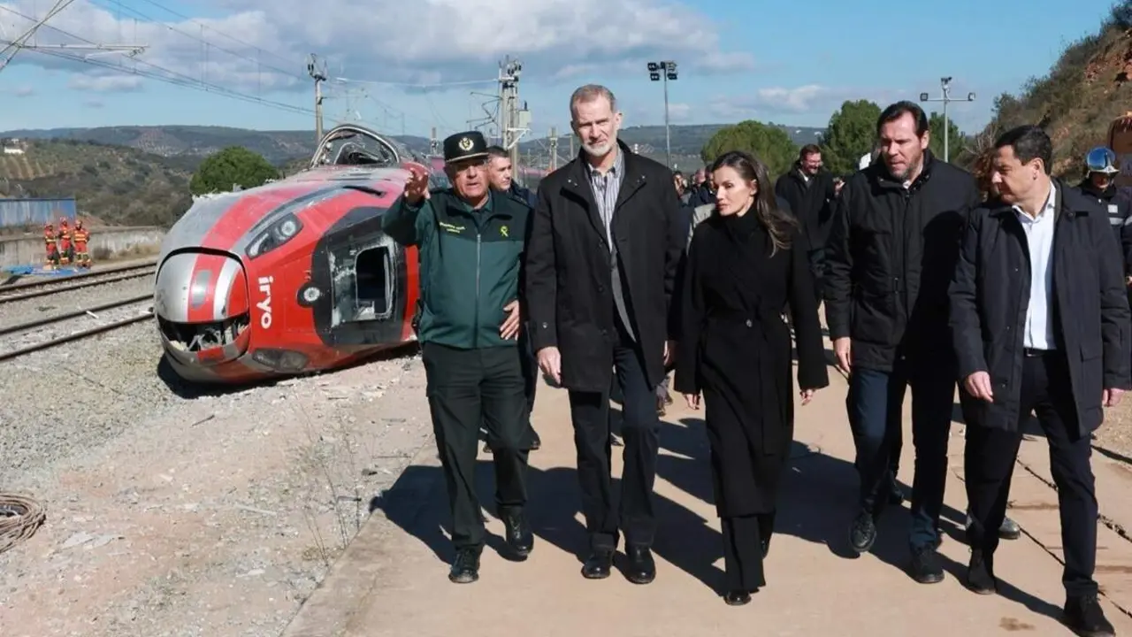 Visita Reyes tragedia Adamuz accidente ferroviario ministro Oscar Puente
