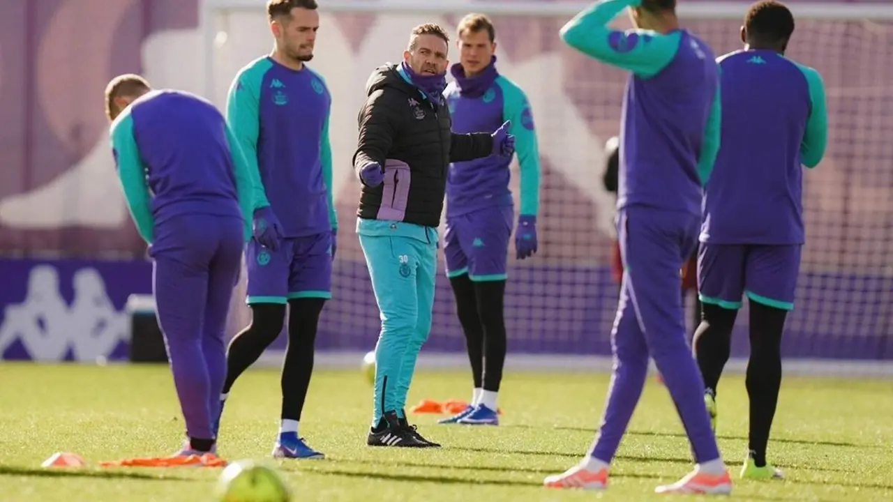 Tevenet y jugadores Real Valladolid sesion entrenamiento Los Anexos
