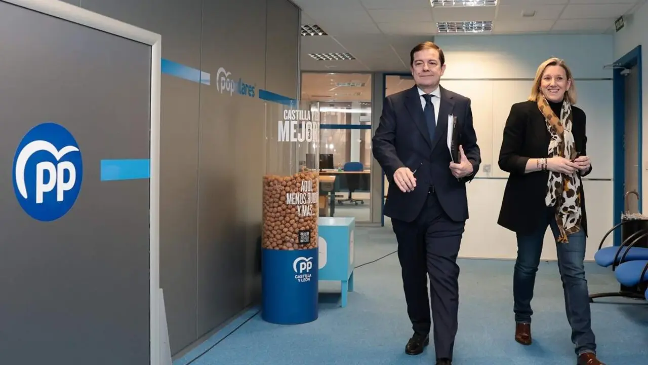 Alfonso Fernandez Manueco e Isabel Blanco comparecencia elecciones 15 marzo PP Castilla y Leon