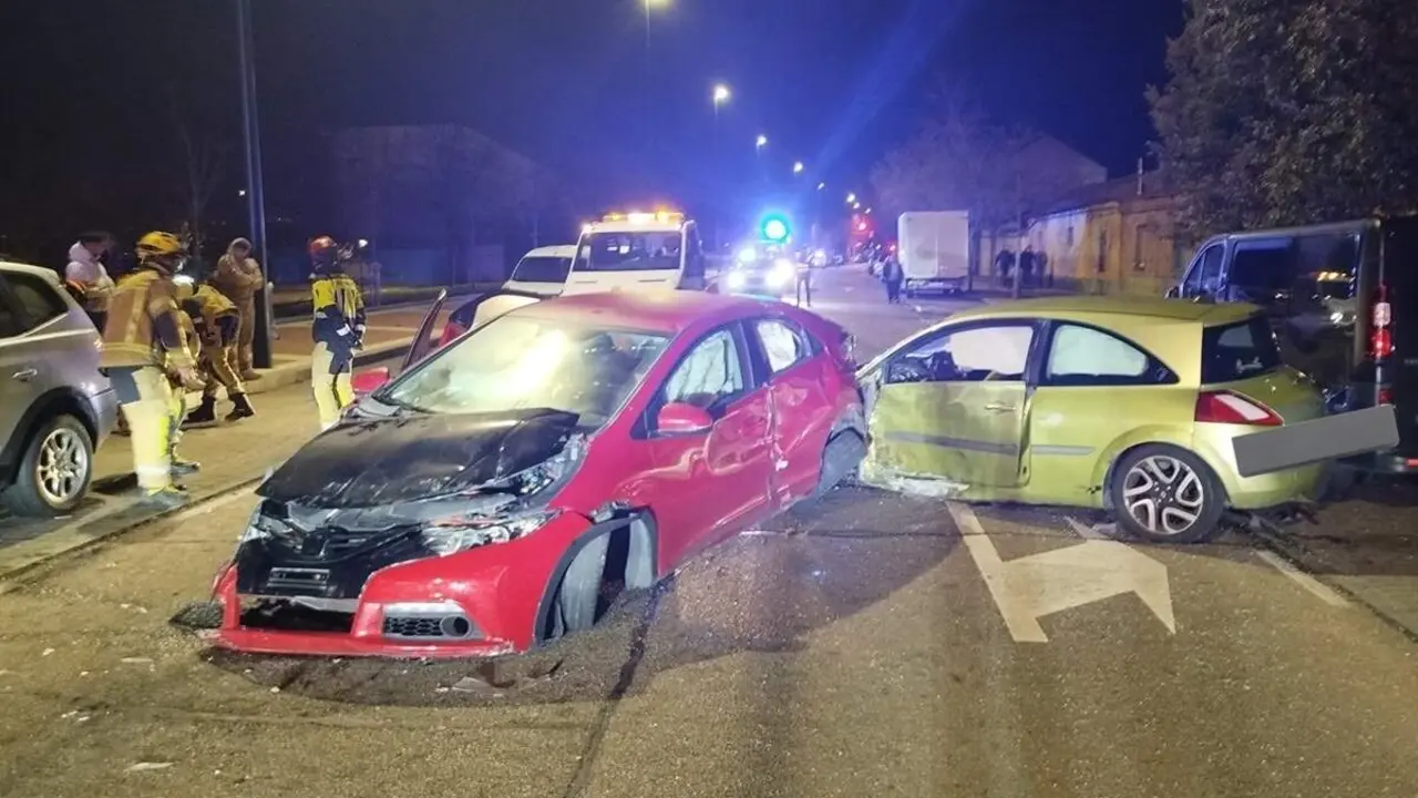 Accidente de trafico colision turismos calle Valle de Aran Policia Municipal Valladolid