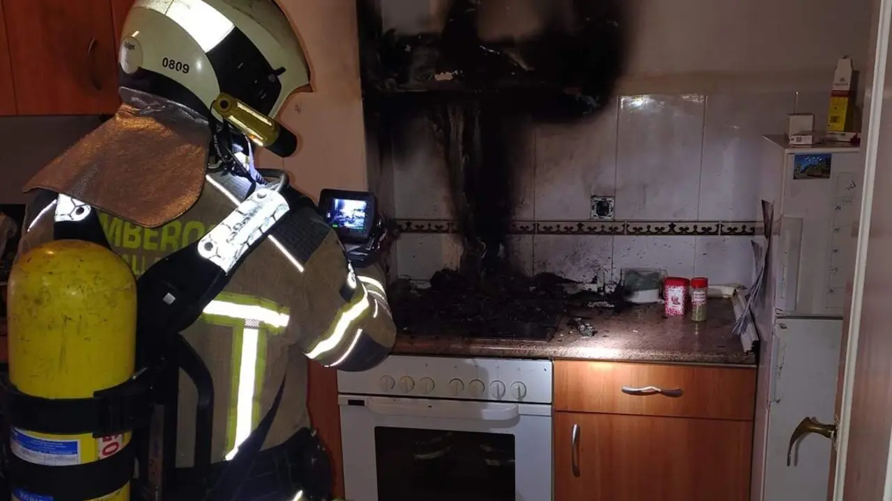 Intervencion Bomberos incendio cocina campana extractora vivienda calle Eusebio Gonzalez Suarez Parquesol