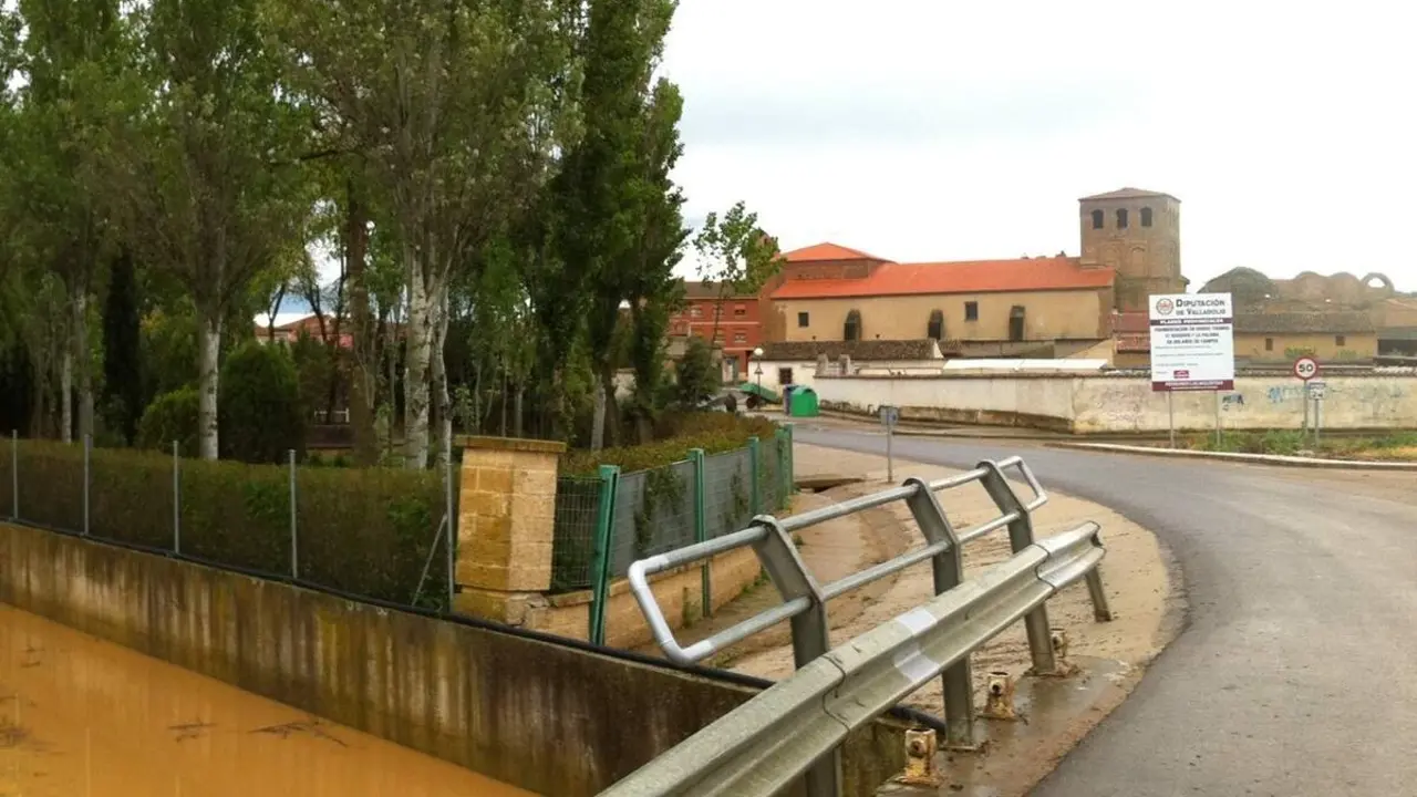 Bolanos de Campos carretera pueblo provincia Valladolid medio rural