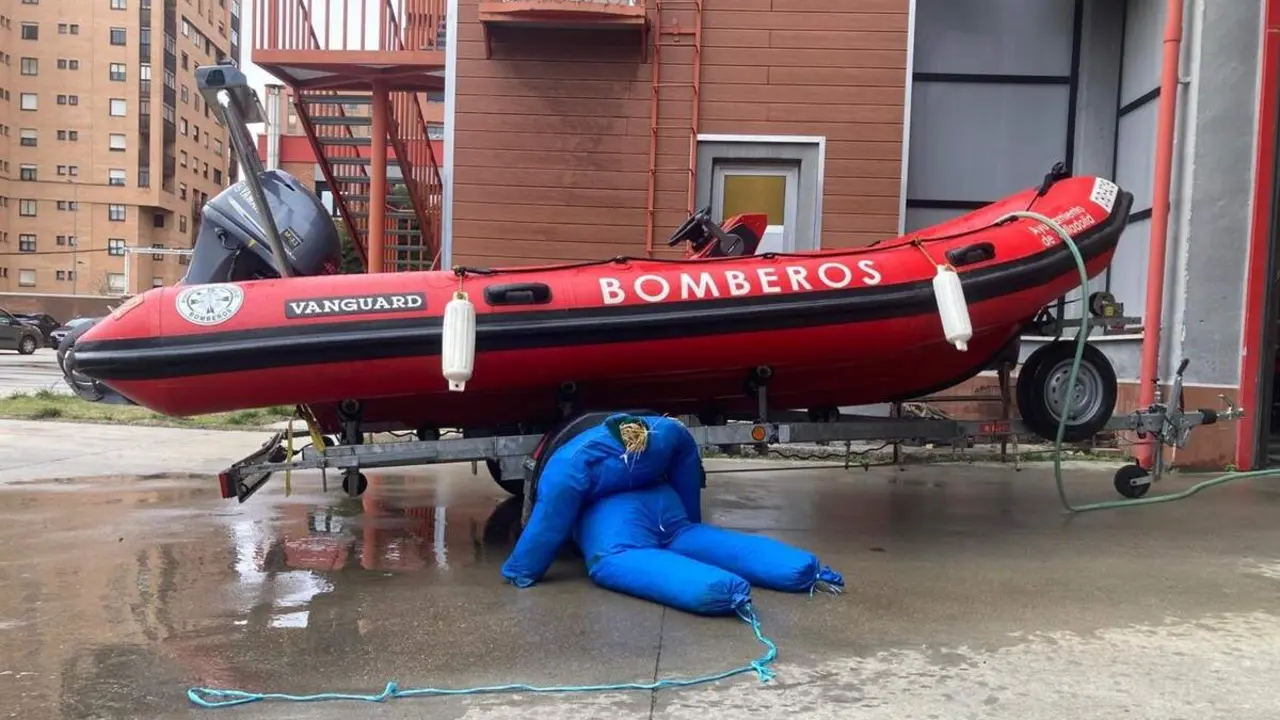 Rescate maniqui mono trabajo confusion cuerpo flotando rio Pisuerga Bomberos Valladolid