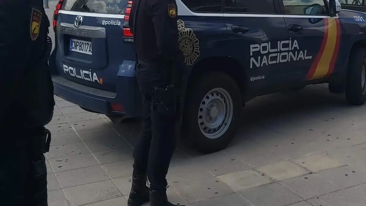 Agentes Policia Nacional coche patrulla detencion bandas latinas Valladolid sucesos