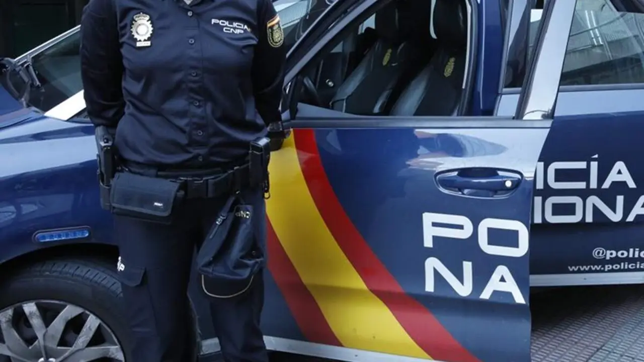 Agente de la Policia Nacional intervencion sucesos Valladolid coche patrulla