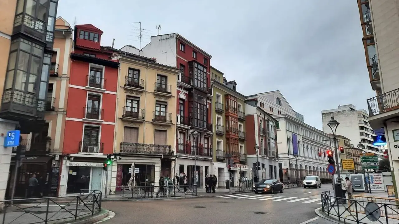 Plaza de la Libertad cruce calle Macias Picavea centro ciudad Valladolid lluvia