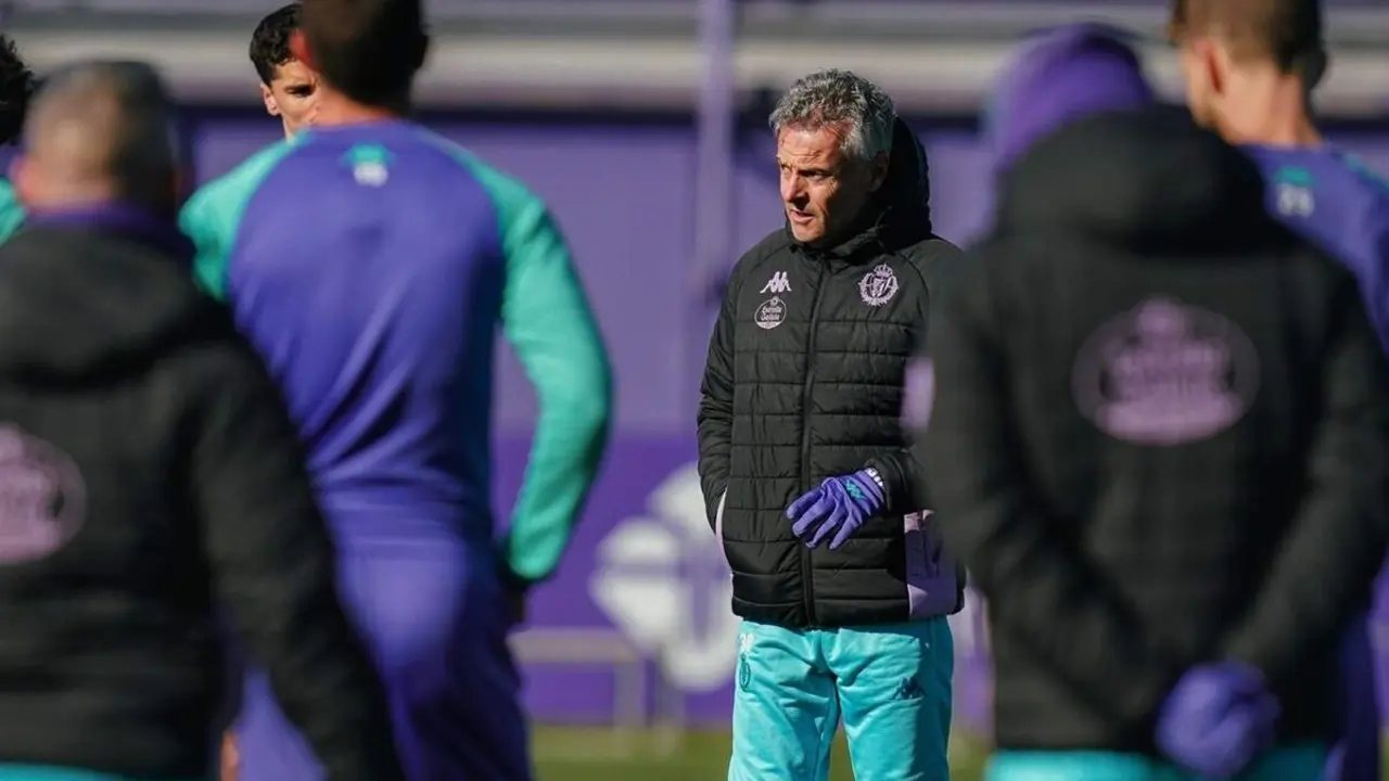 Fran Escriba y jugadores Real Valladolid previa debut nuevo entrenador