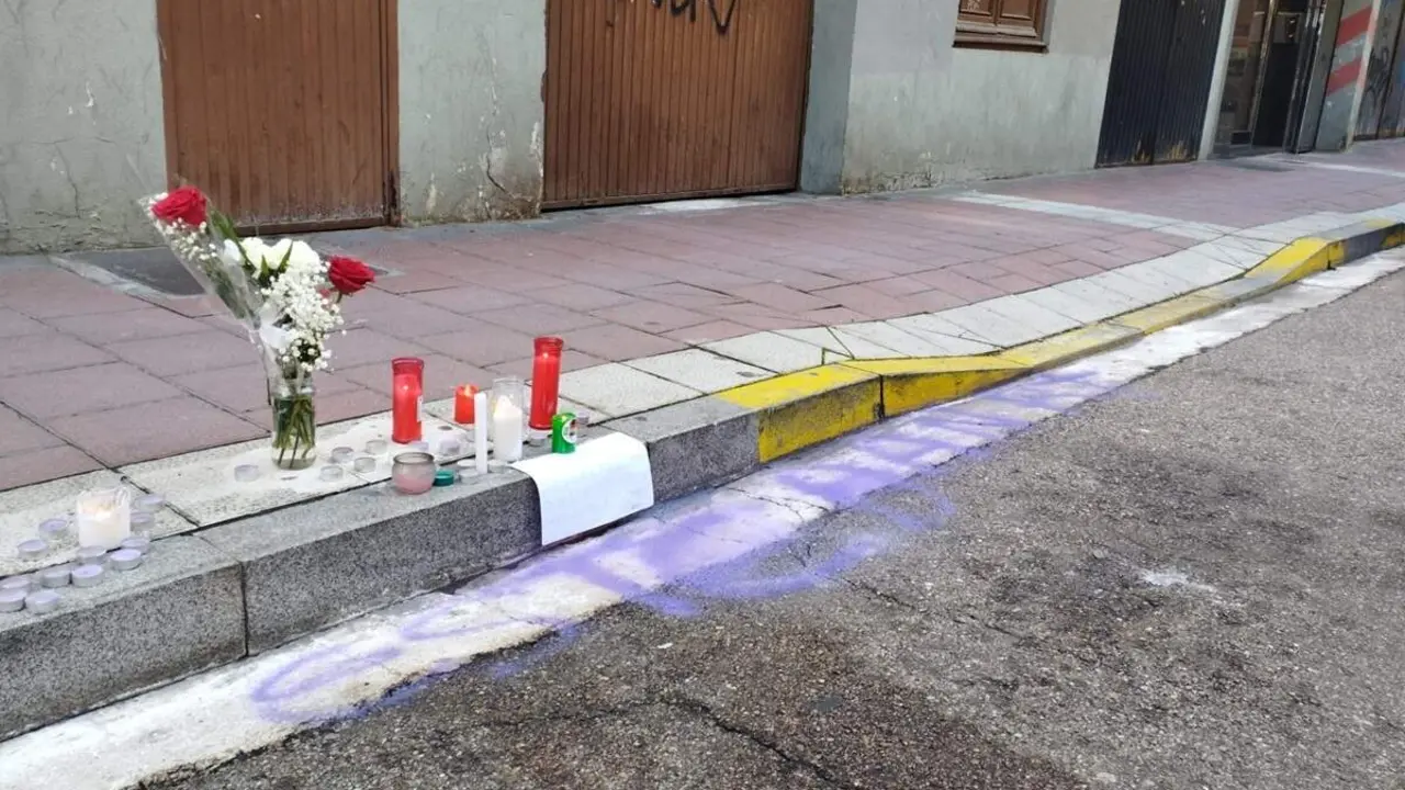 Homenaje velas y flores joven apunalado calle Democracia Valladolid
