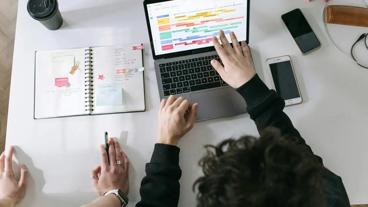 Jovenes trabajadores ordenador agencias marketing empleo Valladolid