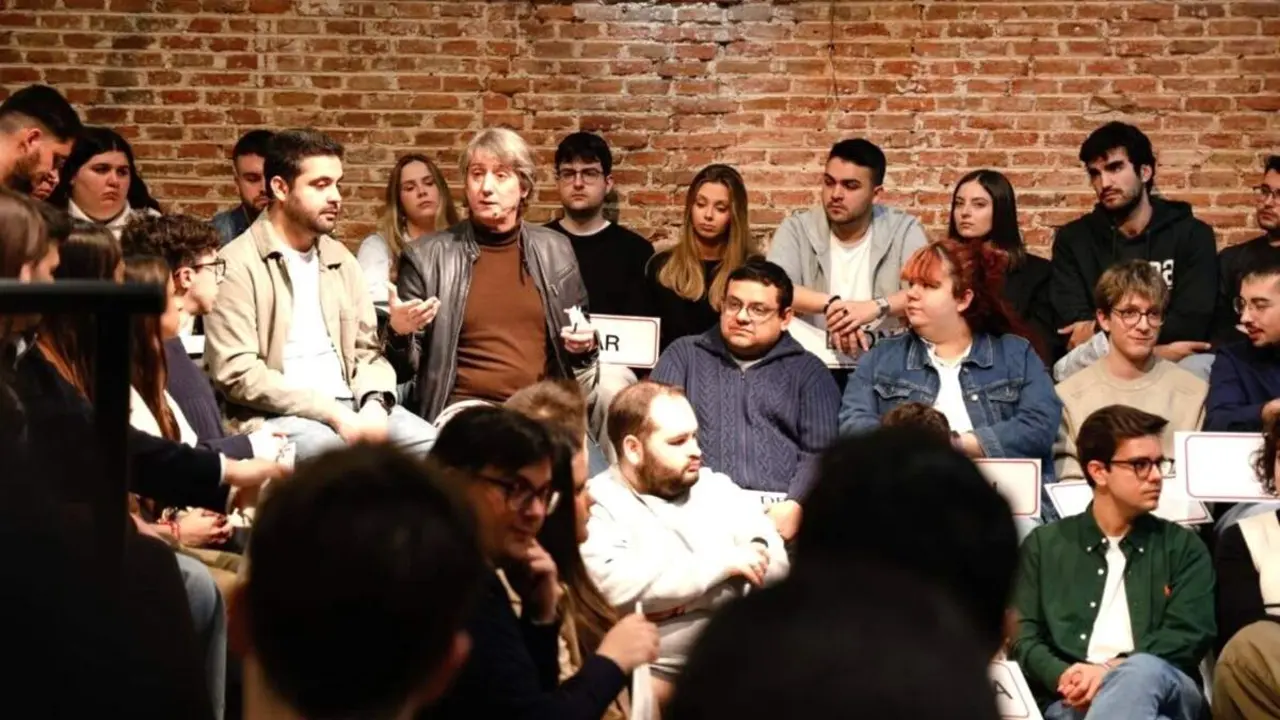 Acto jovenes Valladolid candidato PSOE Castilla y Leon Carlos Martinez elecciones 15-M