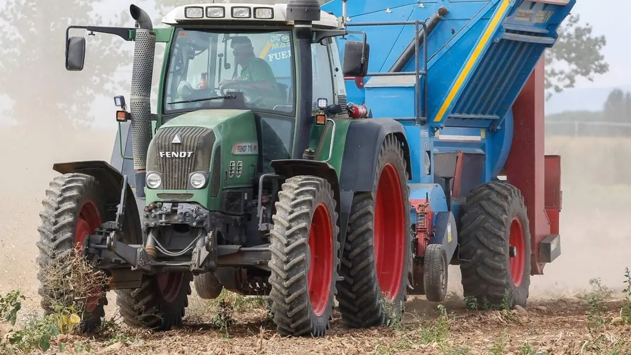 Tractor con remolque y agricultor campo provincia Valladolid sector primario
