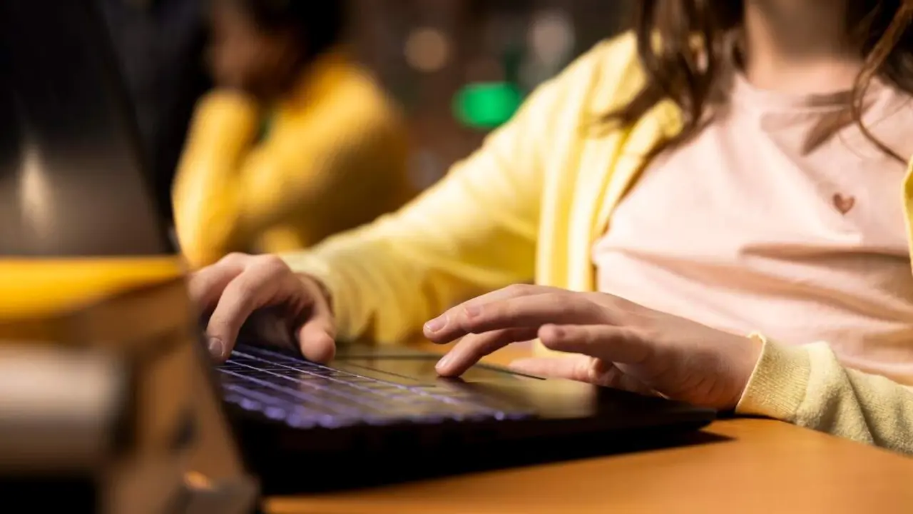 Estudiante ordenador consejos ciberseguridad trabajos e informacion