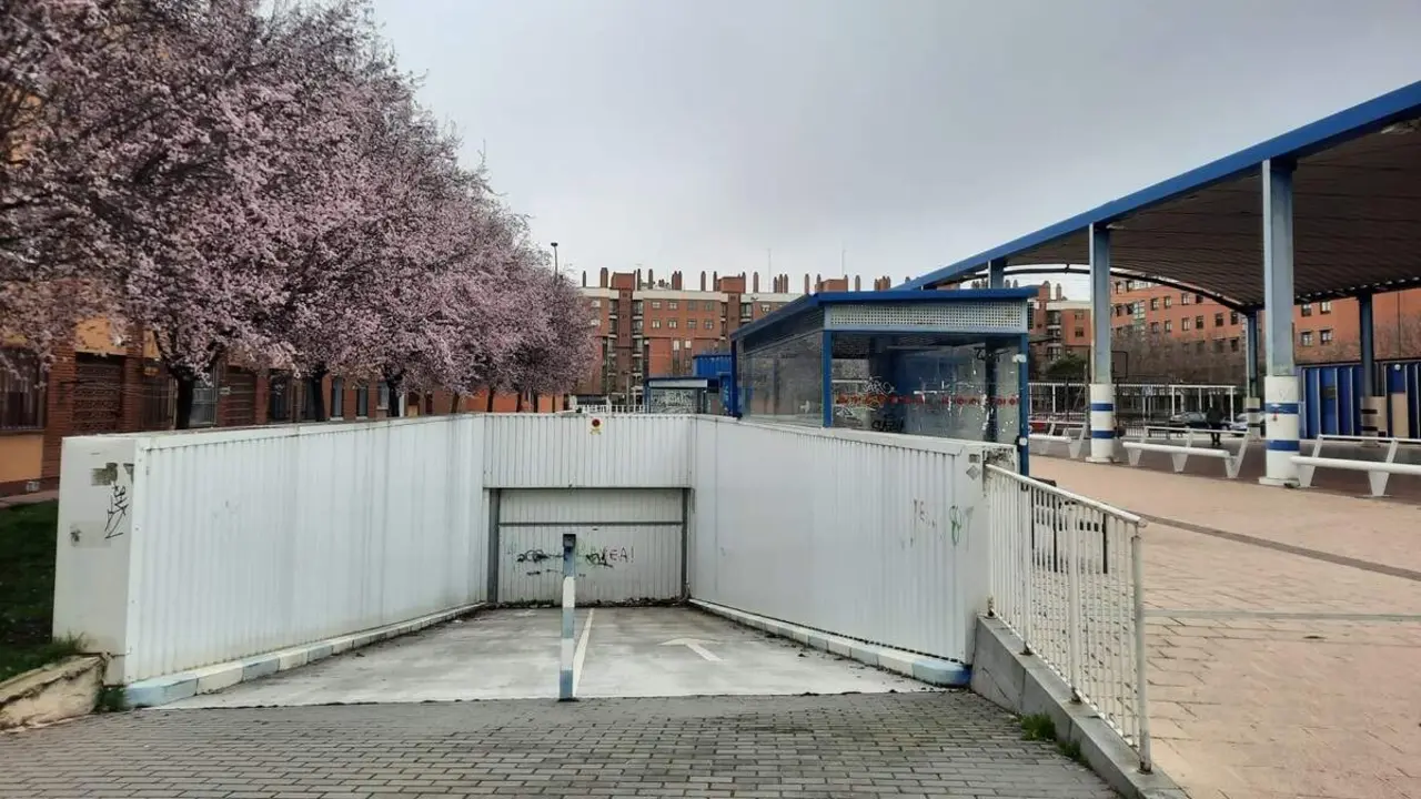 Parking Plaza de la Solidaridad barrio La Victoria pista deportiva