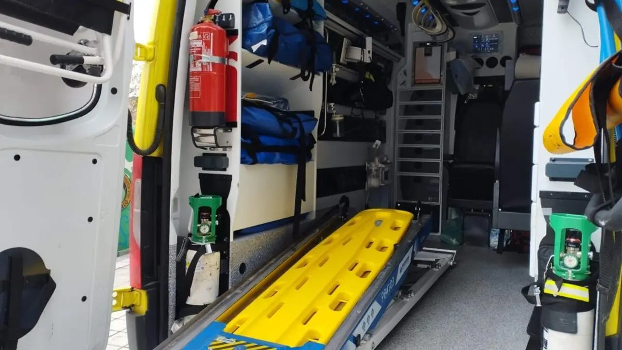 Interior ambulancia Servicio de Emergencias Sanitarias accidentes sucesos