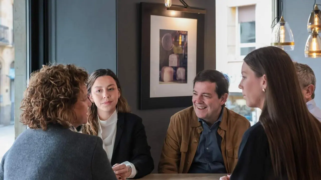 Jornada reflexion Alfonso Fernandez Manueco y familiares elecciones 15-M