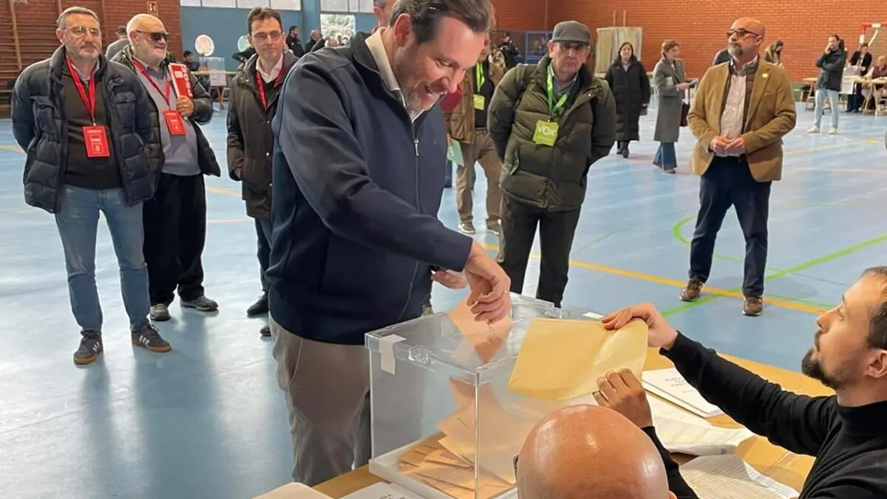 Votacion Oscar Puente elecciones 15-M Castilla y Leon polemica interventor Vox gritos dimision