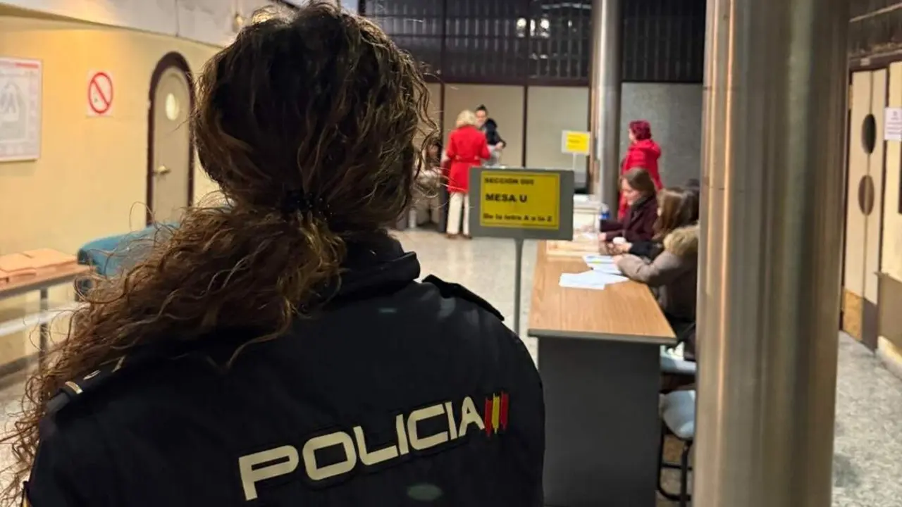 Incidencias colegios electorales Castilla y Leon agente Policia Nacional elecciones 15M