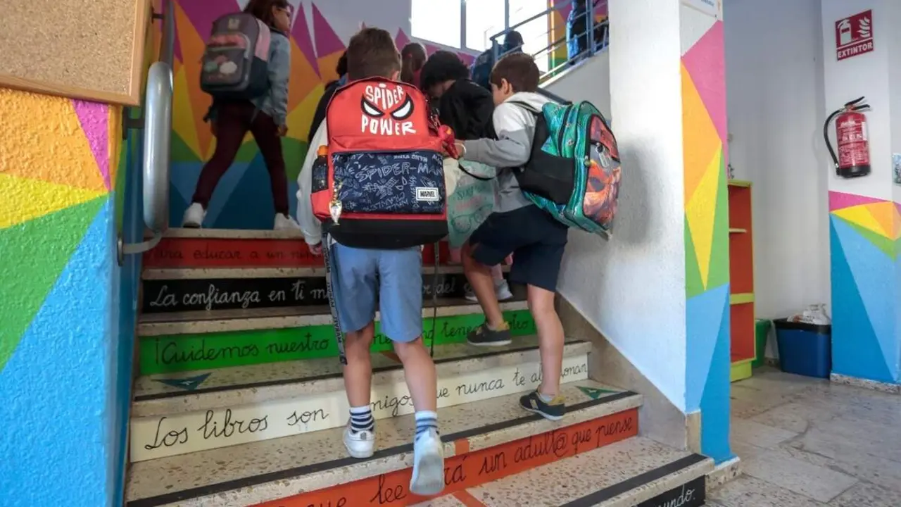 Alumnos escolares educacion mochilas colegio Valladolid