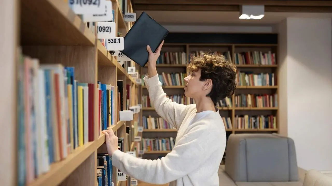 Auxiliar de biblioteca trabajo empleo Valladolid