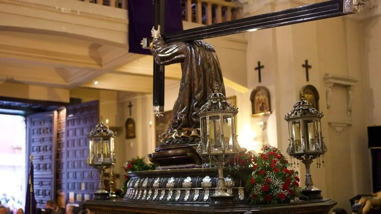 Paso Jesus Nazareno Semana Santa Valladolid cofrades iglesia