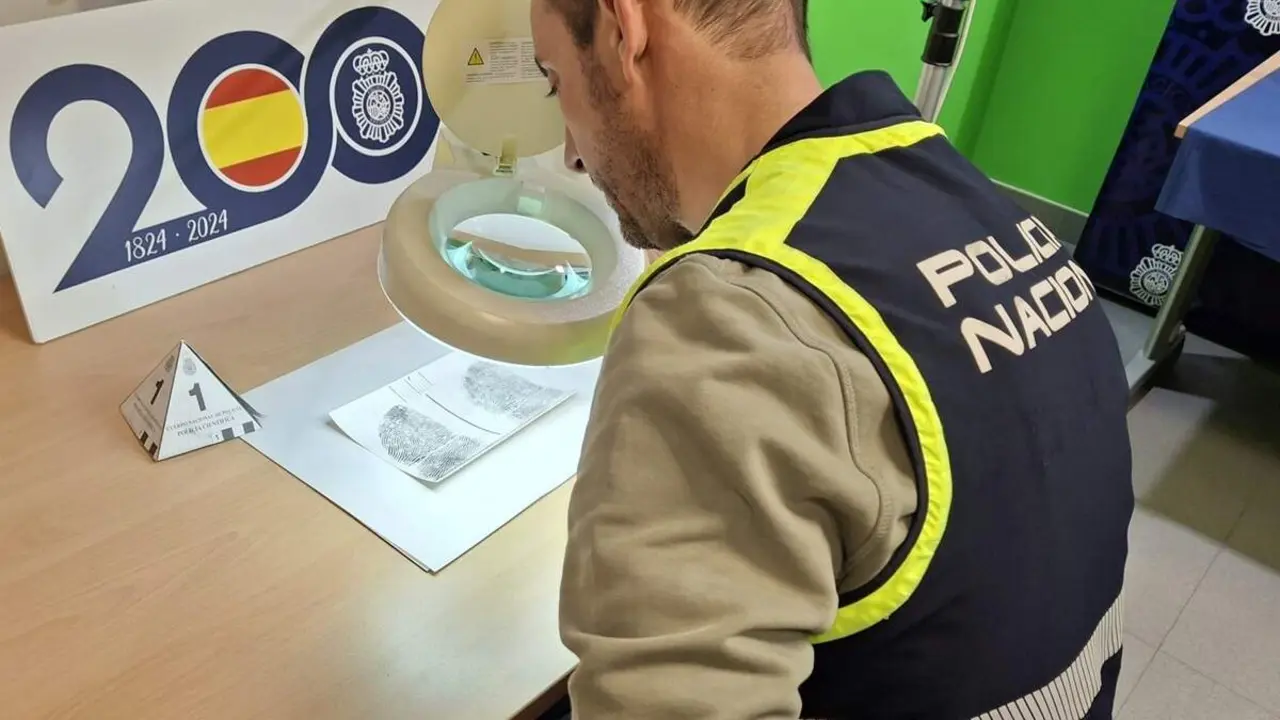 Agente Policia Nacional especializado robos Valladolid analisis huellas dactilares